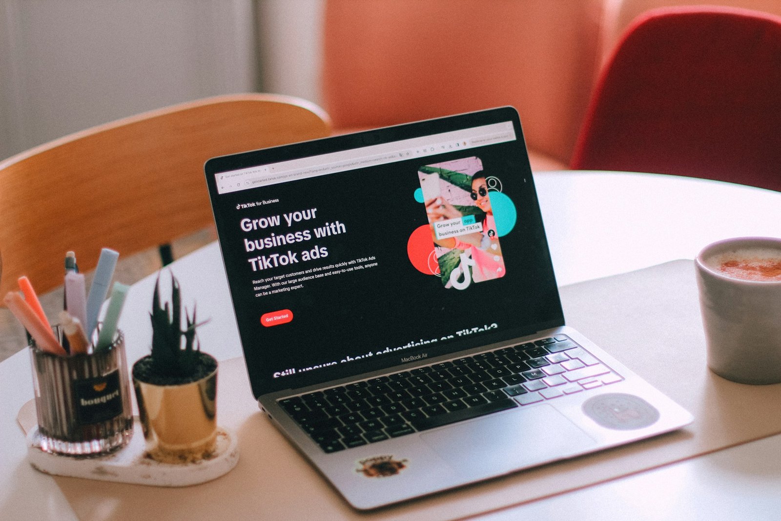 Hoe een goede laptopaccu essentieel is voor social media ondernemers
